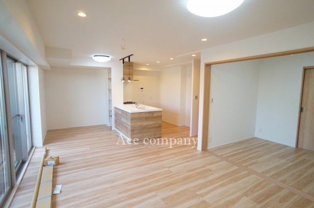 【居間・リビング】 | ライオンズマンション鴻池新田 | 【LDK：ゆったり約18.2帖♪】全室クロス貼替え、床材張替え、水廻り設備一新、建具新調、ハウスクリーニング済みです☆