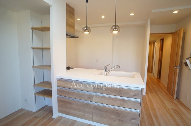 【キッチン】 | ライオンズマンション鴻池新田 | スッキリとした天板一体型、対面式のキッチンです♪サイドに収納棚付きです♪