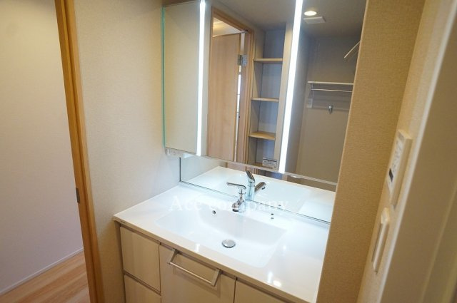 【独立洗面台】 | ライオンズマンション鴻池新田 | ワイドミラーの洗面台新調です☆