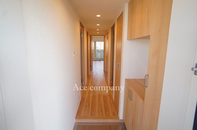 【玄関】 | ライオンズマンション鴻池新田 | 玄関前、広いアルコープあり☆アルコープ内にトランクルーム付き♪玄関シューズボックス付きです♪