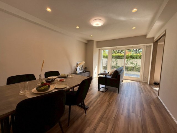 【居間・リビング】 | 15.4帖のLDK。南側に窓があり、光が射し込む明るいお部屋です。