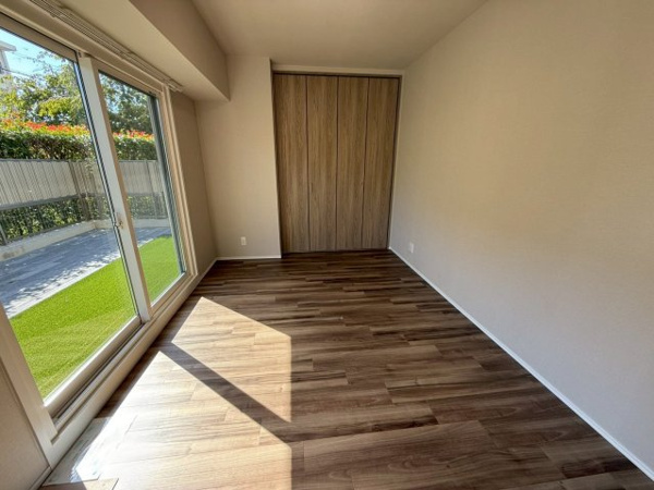 【洋室】 | 南側に面した洋室1です。クローゼット付き♪