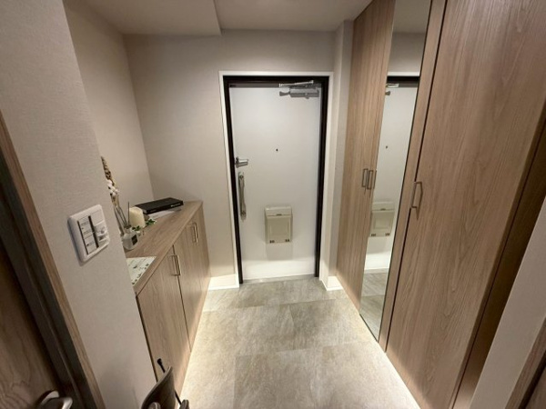 【玄関】 | フットライトで足元が見えやすく、且つ大容量の収納、下足箱がある玄関です。