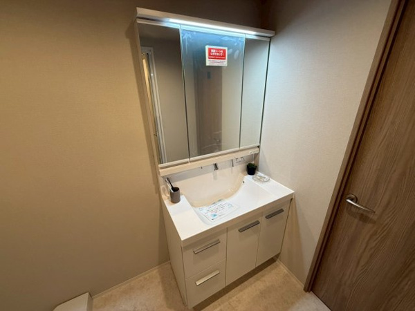 【独立洗面台】 | サイドにトレイがある使い勝手の良い洗面台です♪