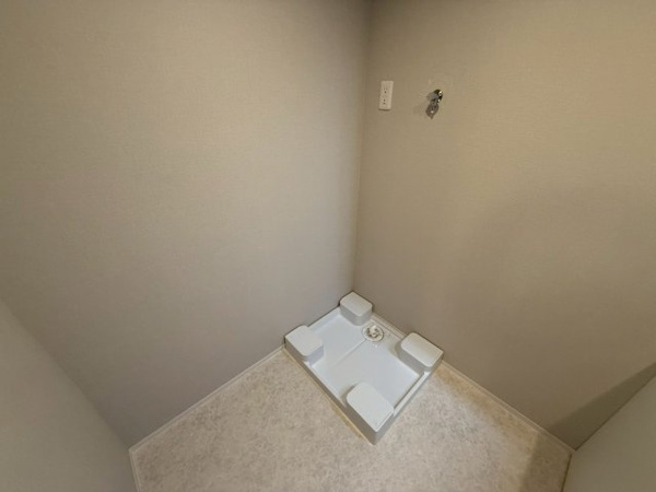 【ランドリースペース】 | 洗濯パンの周りにはストック棚等置けるスペースが充分にございます♪