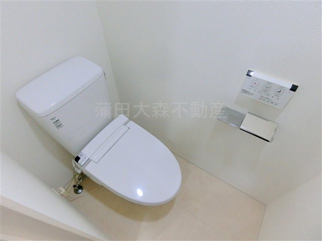 ブライズ大森東SEIのトイレ|吊り戸棚と温水洗浄便座付きのトイレ