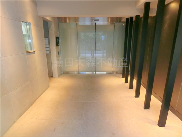 ブライズ大森東SEIのエントランス|防犯カメラTVモニター付オートロック宅配BOXメールBOX管理人室　エントランス