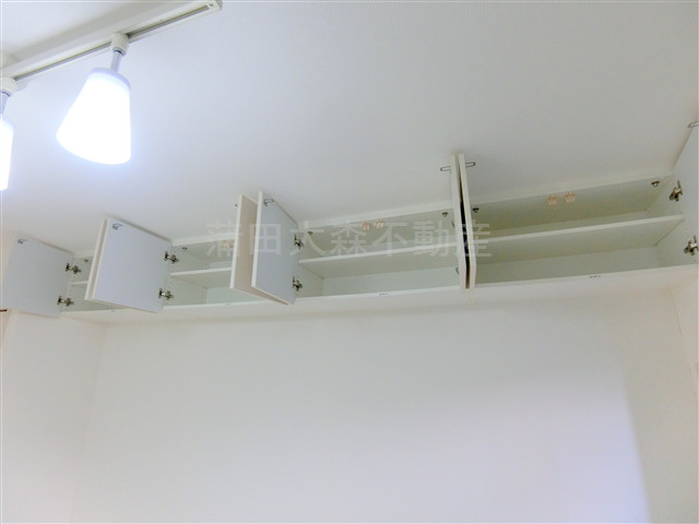 ブライズ大森東SEIの設備|洋室上部の吊戸棚収納！