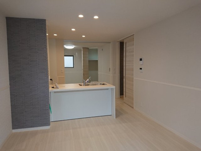 【居間・リビング】 | セルディーナ松波 | 1階は白基調の柔らかい雰囲気のお部屋です。