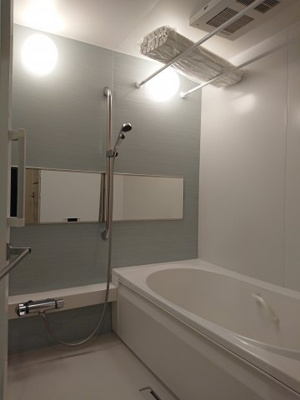 【浴室】 | セルディーナ松波 | ブルーのアクセントパネルで清潔感のある浴室。