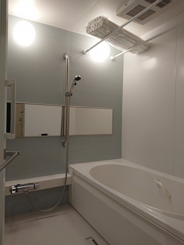 【浴室】 | セルディーナ松波 | ブルーのアクセントパネルで清潔感のある浴室。