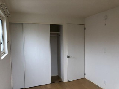 【居間・リビング】 | ビレッジ都町Ⅱ | こちらの居間で趣味の時間をお楽しみください