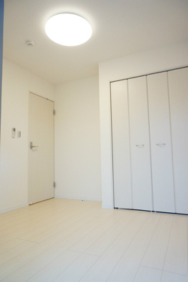 【寝室】 | リブリ・ゼン | 広くて明るい寝室