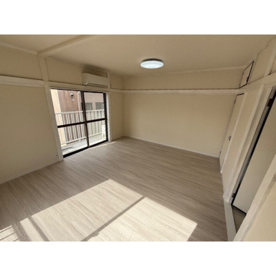 【居間・リビング】 | コーポニューオリンズ | こちらのリビングで趣味の時間をお楽しみください