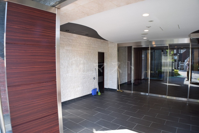 レジュールアッシュ九条のエントランス