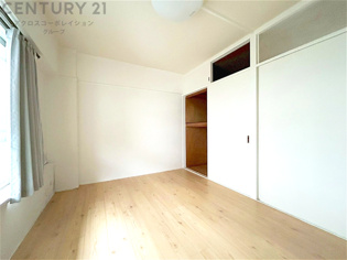 明るい色合いのフローリングとクロスを使用した洋室は家具やインテリアとも調和しやすく空間が広く感じられ開放感を生み出します。自然光を効果的に反射し、室内を明るく保つため、日中の照明使用を抑えられます。