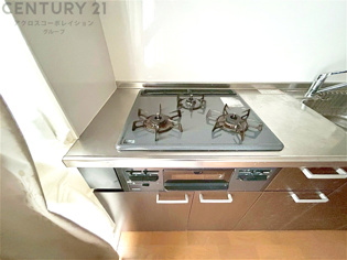 多数の調理器具を同時に使用でき、料理の効率化が可能。省エネで節約になり、様々な料理スタイルに適応できます。また、火力調整が独立しており、手入れや掃除もしやすく、今よりもっとお料理が楽しくなるかも。