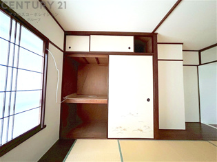 押入れは季節の衣類、寝具などを収納できます。伝統的な美しさと実用性が融合し、収納物を保護する調湿・換気効果があります。使い方によっては書類や小物なども効果的に整理でき空間を有効活用できます。