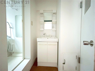 化粧品や洗顔料、歯ブラシなどの必需品をまとめて置ける収納スペースがあり、使用するたびに取り出す手間が省けます。また、水回りのため、濡れても大丈夫な素材が使用されており、お手入れが簡単です。