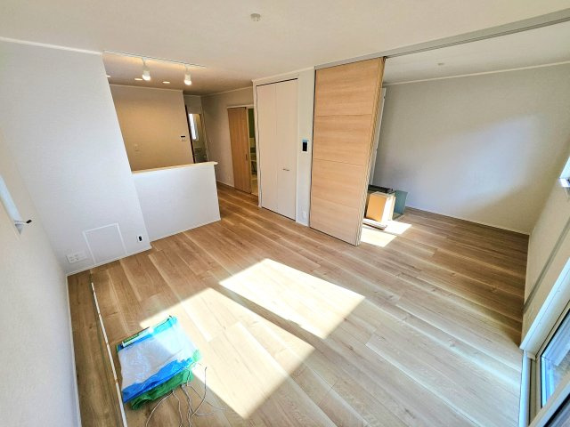 ローズガーデンの居間・リビング