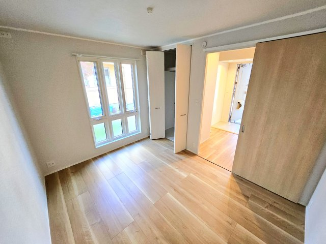 ローズガーデンの洋室