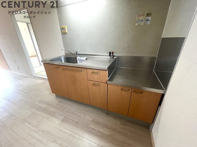 収納がたっぷりのシステムキッチン