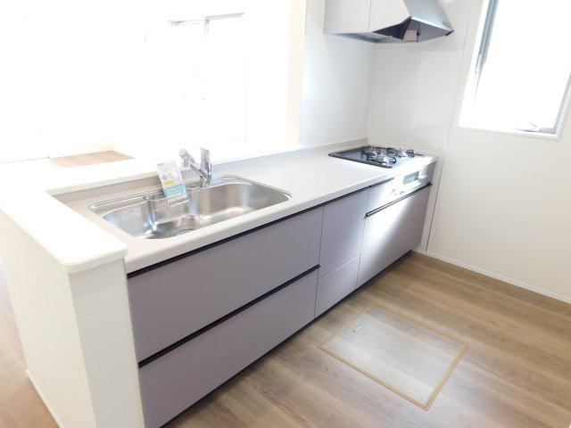 名古屋市中川区戸田２丁目の新築一戸建のキッチン|◇キッチン◇　　人気の対面式・人造大理石カウンター・浄水機能付ハンドシャワー・静音仕様シンク・スローインクローズレール・薄型換気扇・Ｓｉセンサーコンロ（３口）・床下収納庫