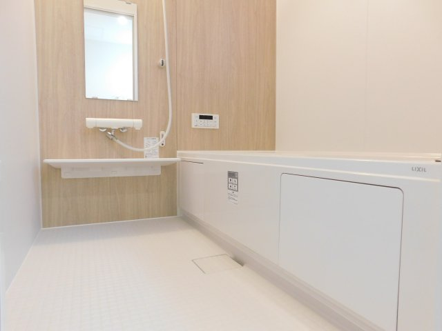 名古屋市中川区戸田２丁目の新築一戸建の浴室|◇浴室◇　　広い１坪サイズ（ＬＩＸＩＬ）・浴室暖房乾燥機・断熱浴槽・エコベンチ浴槽・お手入れ楽々カウンター・キレイサーモフロア・オートバス・バリアフリーバス・追い焚き・浴室窓あり