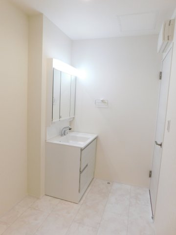 名古屋市中川区戸田２丁目の新築一戸建の独立洗面台|◇洗面室◇　　広い洗面室！！　三面鏡シャンプードレッサー　くもり止め仕様　床下収納庫完備