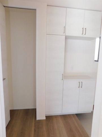 名古屋市中川区戸田２丁目の新築一戸建の玄関|◇玄関収納◇　　玄関がスッキリ片付く大容量収納♪ 　アウトドア用品やベビーカーなど置けるシューズインクローク♪