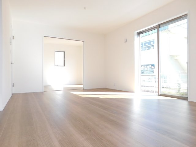 名古屋市中川区戸田２丁目の新築一戸建の居間・リビング|◇リビング◇　　南面で明るいリビング１５．７５帖　隣の洋室と続き間で２０．２５帖の広々空間になります♪