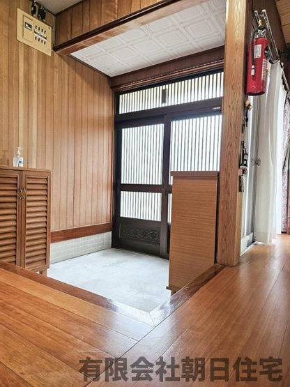 【玄関】 | 木次町西日登中古戸建 | 収納もある玄関です
