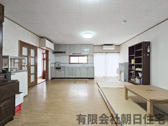 【居間・リビング】 | 木次町西日登中古戸建 | こちらの居間で趣味の時間をお楽しみください