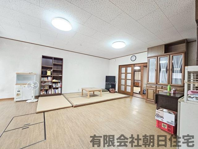 【居間・リビング】 | 木次町西日登中古戸建 | ゆったり過ごせるリビングです