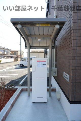 ヴィラ・オアシスのエントランス|宅配ボックスがあると、自分の時間を有効活用できますね！