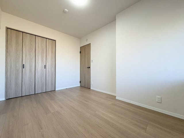 エフローレ新三郷216の洋室|クローゼット付きの洋室6帖