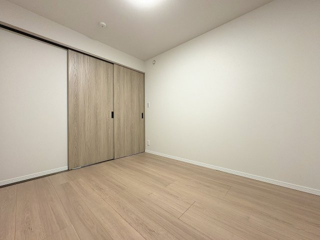 エフローレ新三郷216の洋室|リビング横の洋室は子供の遊びスペースとしても活用できます