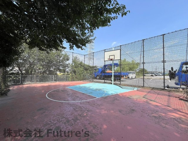 エフローレ新三郷216のその他共用部分|敷地内にバスケットゴールもあります。お子様には嬉しいですね