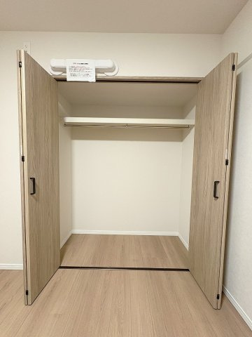 エフローレ新三郷216の収納|たっぷり収納できるクローゼット完備です