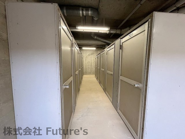 エフローレ新三郷216のその他共用部分|地下1Fにはトランクルームがあります
