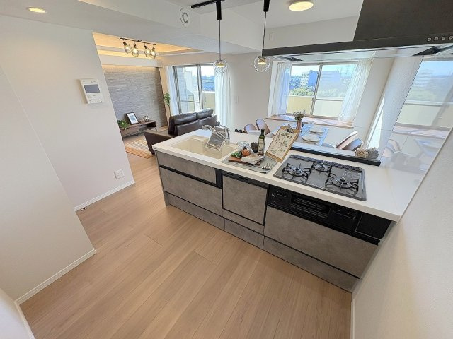 エフローレ新三郷216のキッチン|食洗機付きのシステムキッチンでお料理も楽しめます