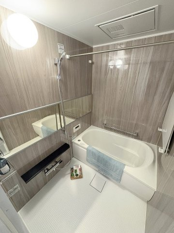 エフローレ新三郷216の浴室|追焚・浴室暖房乾燥機付きのお風呂です