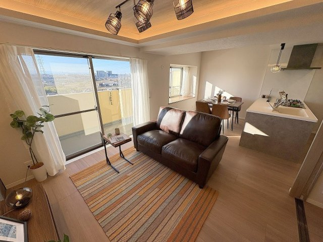 エフローレ新三郷216の居間・リビング|家族団らんで過ごすリビングは14.8帖の広さを確保