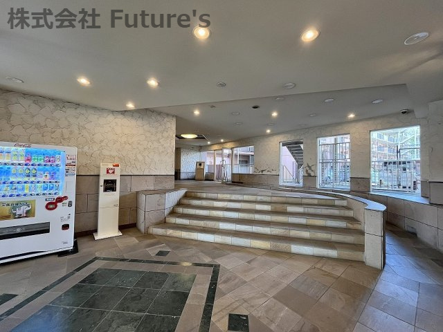 エフローレ新三郷216のロビー|ロビーには自販機もあり嬉しいですね