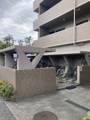 サーパス空港通の駐車場