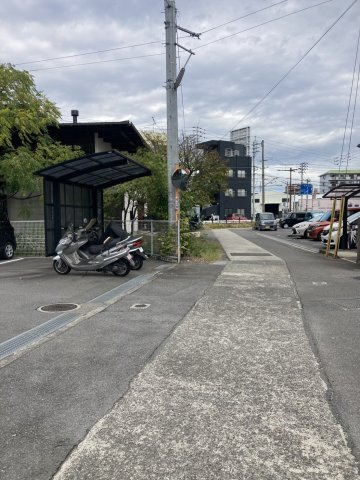 サーパス空港通の駐車場