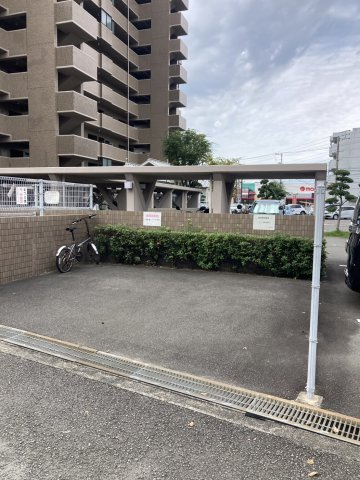 サーパス空港通の駐車場