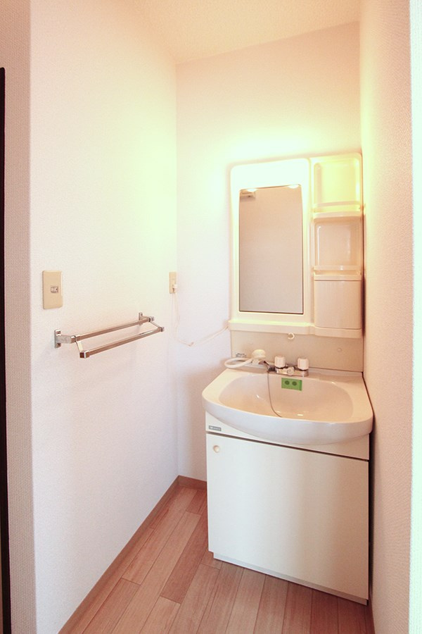 サンライズCの洗面所|洗髪洗面台　※別部屋反転間取り写真につき若干相違有