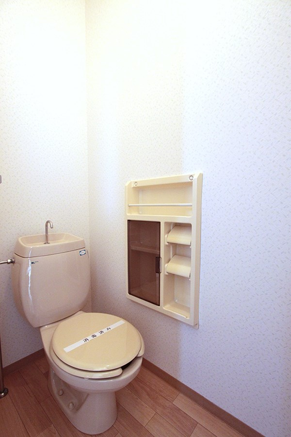 サンライズCのトイレ|便利な収納棚付き　※別部屋反転間取り写真につき若干相違有