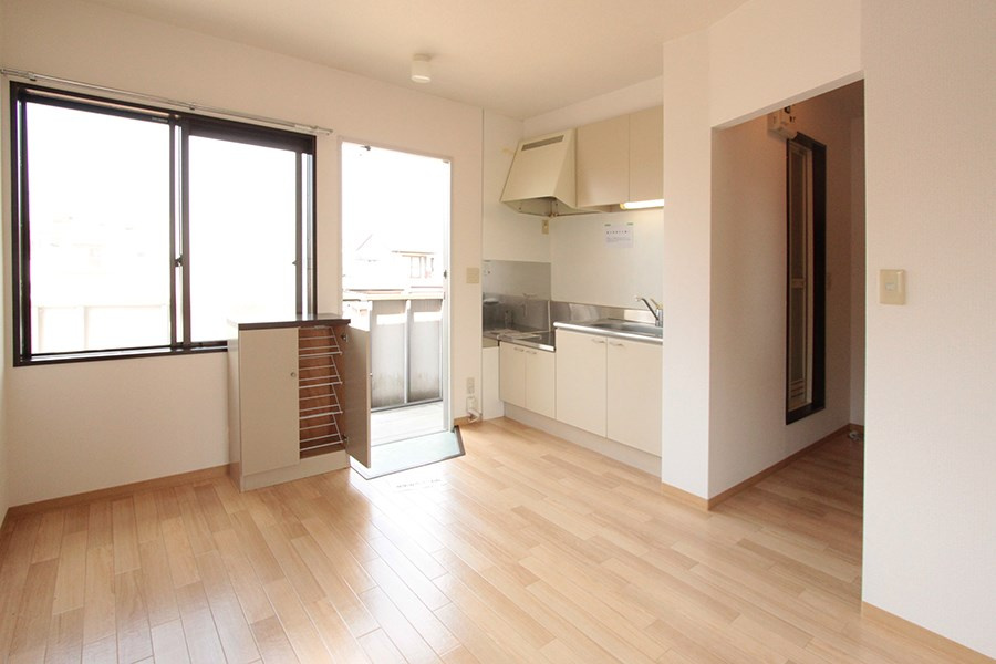 サンライズCの玄関|下駄箱付き　※別部屋反転間取り写真につき若干相違有